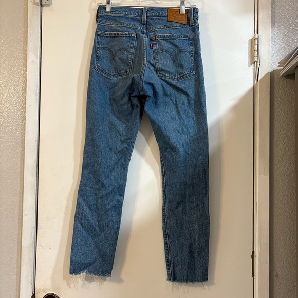 Levi’s Wedgie Straight Leg Jeans Denim Medium Wash Distressed Raw Hem Cropped - Picture 2 of 13